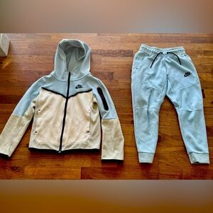 Nike Sportswear Tech Fleece set unisex youth size XS.